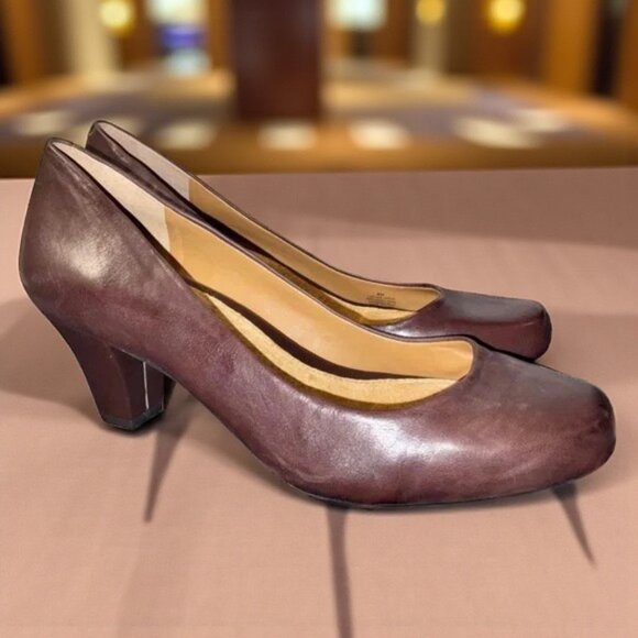 Michelle D Brown Leather Heels Size 8M.  Rounded  Toe - Picture 1 of 9
